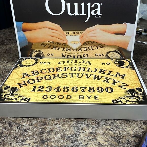 Ouija 2017 edition Open box but gem mint condition, make family game night fun - Picture 7 of 16